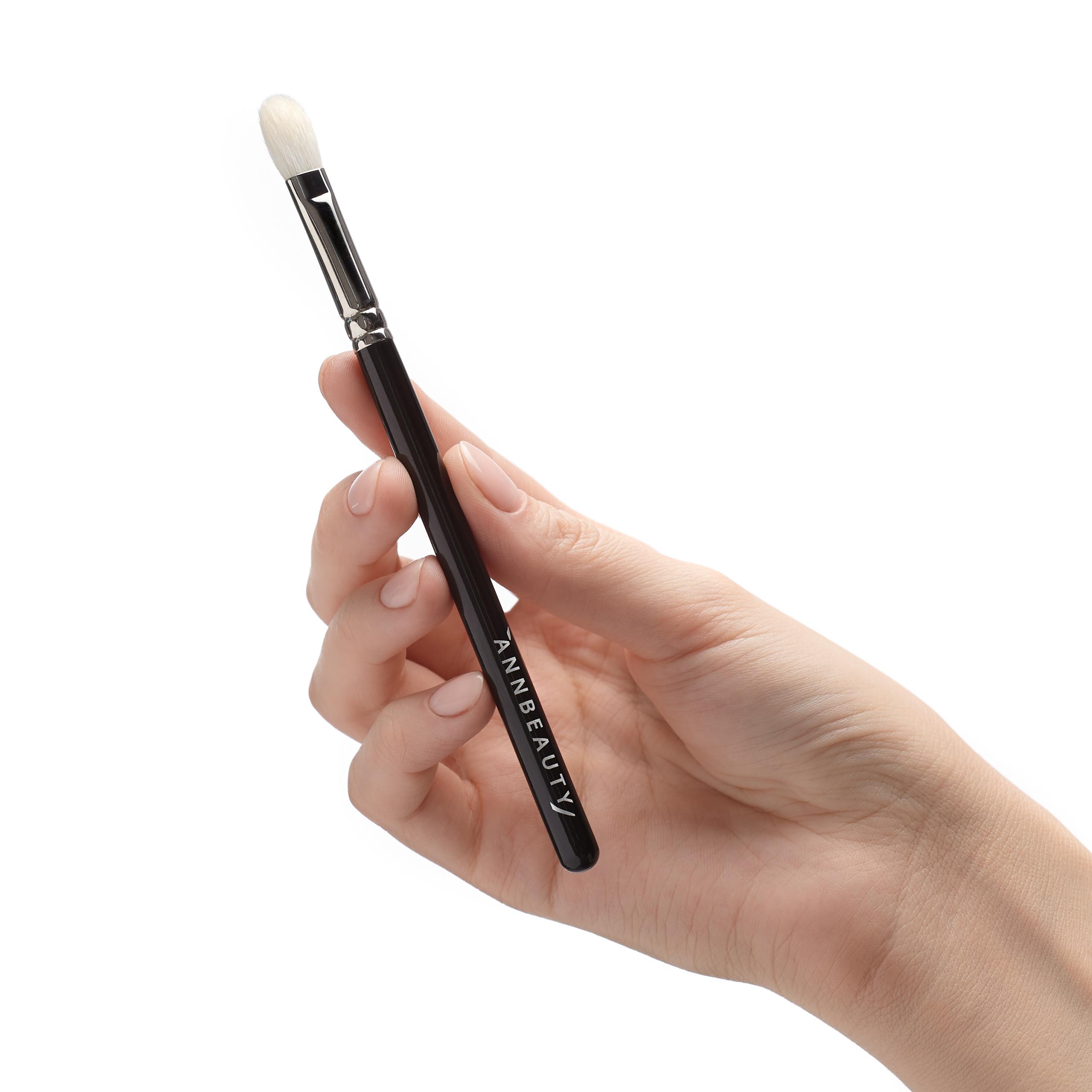Кисть для теней Annbeauty A16 в руке