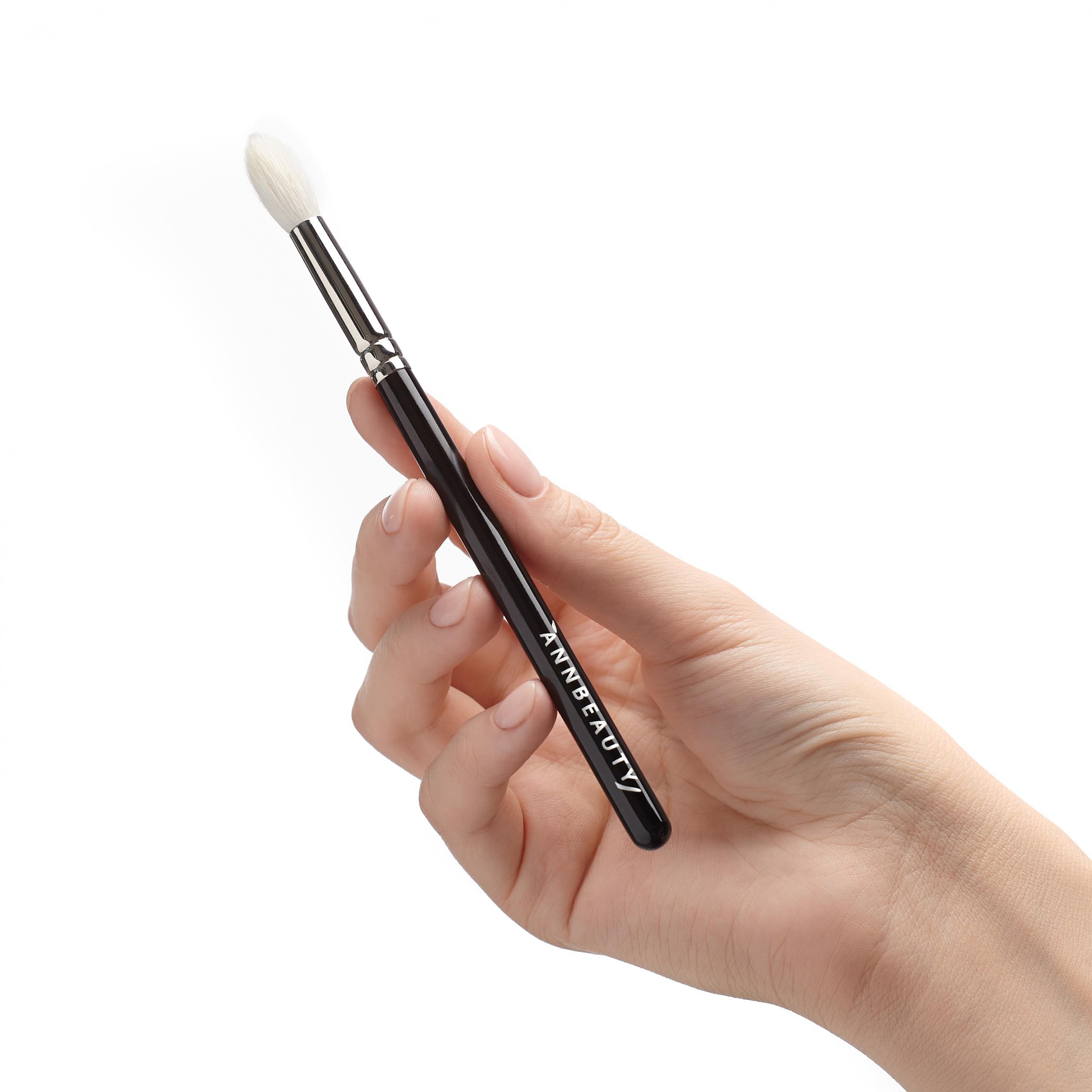 Кисть для теней Annbeauty A17 в руке