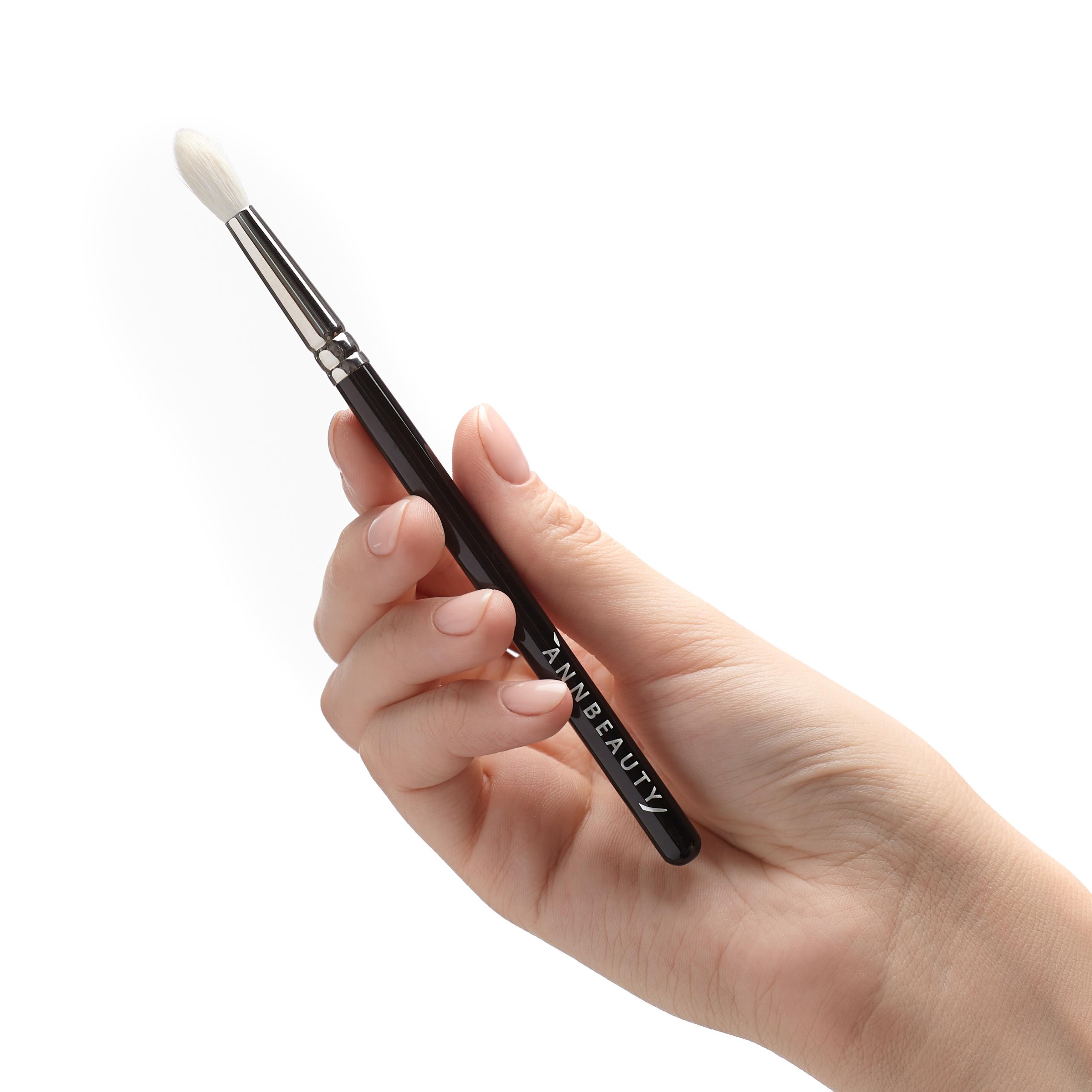 Кисть для растушевки и нанесения теней Annbeauty A9 в руке