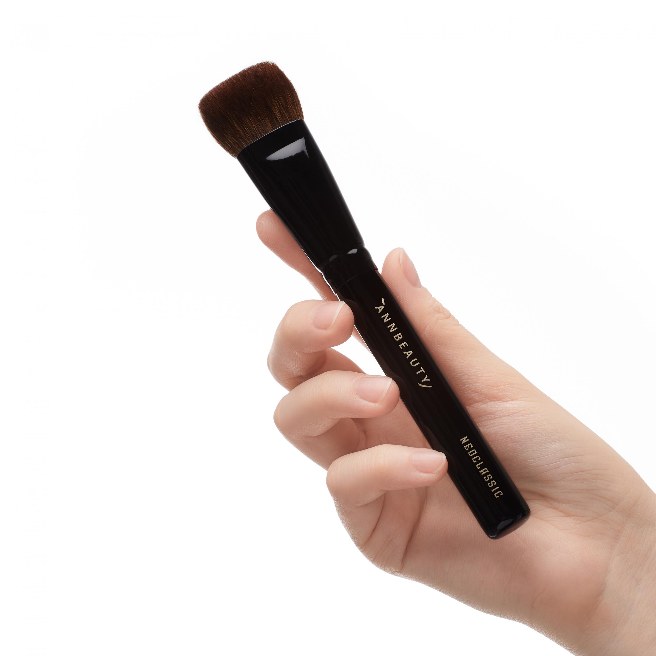 Кисть Annbeauty N2 в руке
