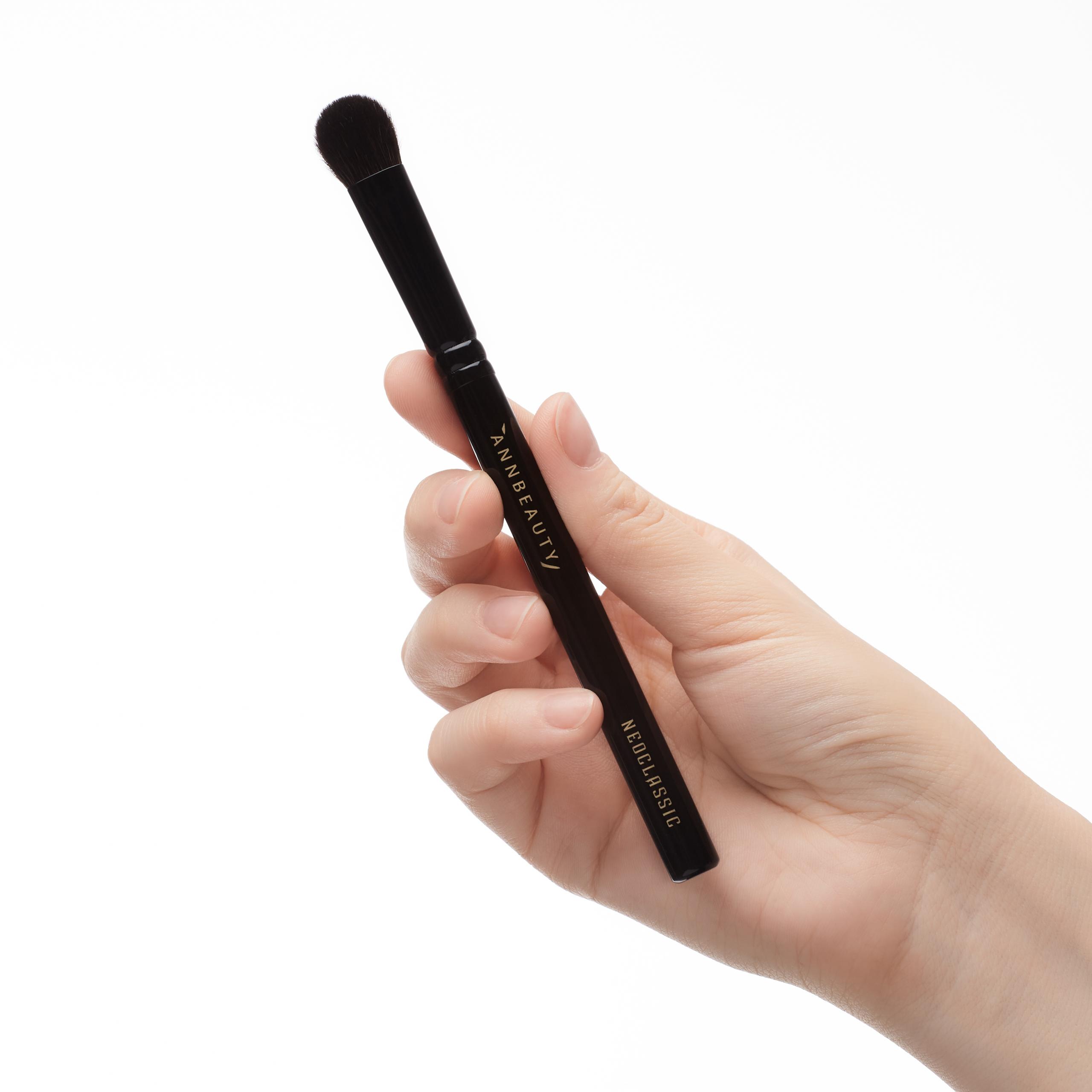 Кисть Annbeauty Neoclassic N6 в руке