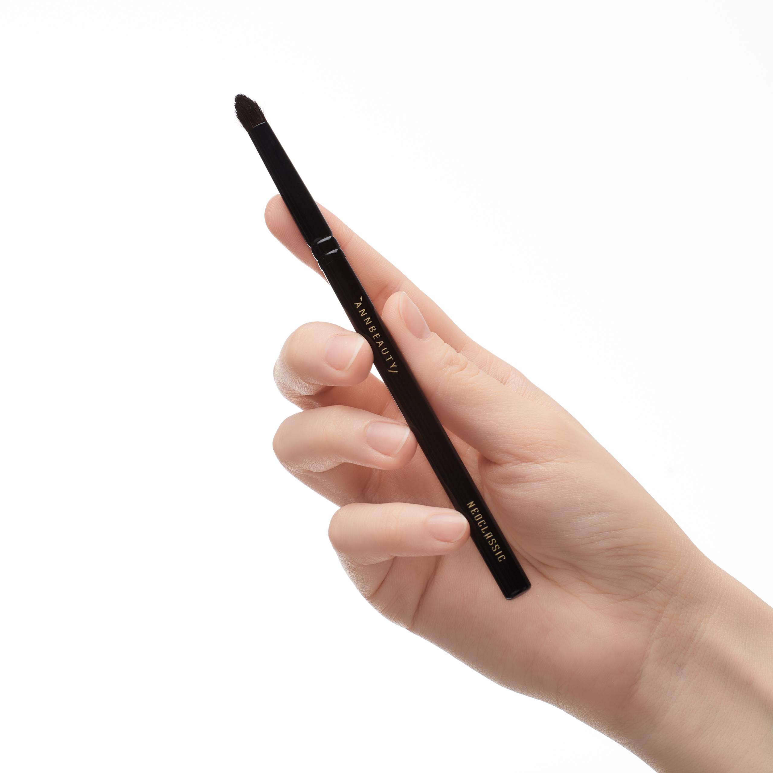Кисть Annbeauty Neoclassic N7 в руке