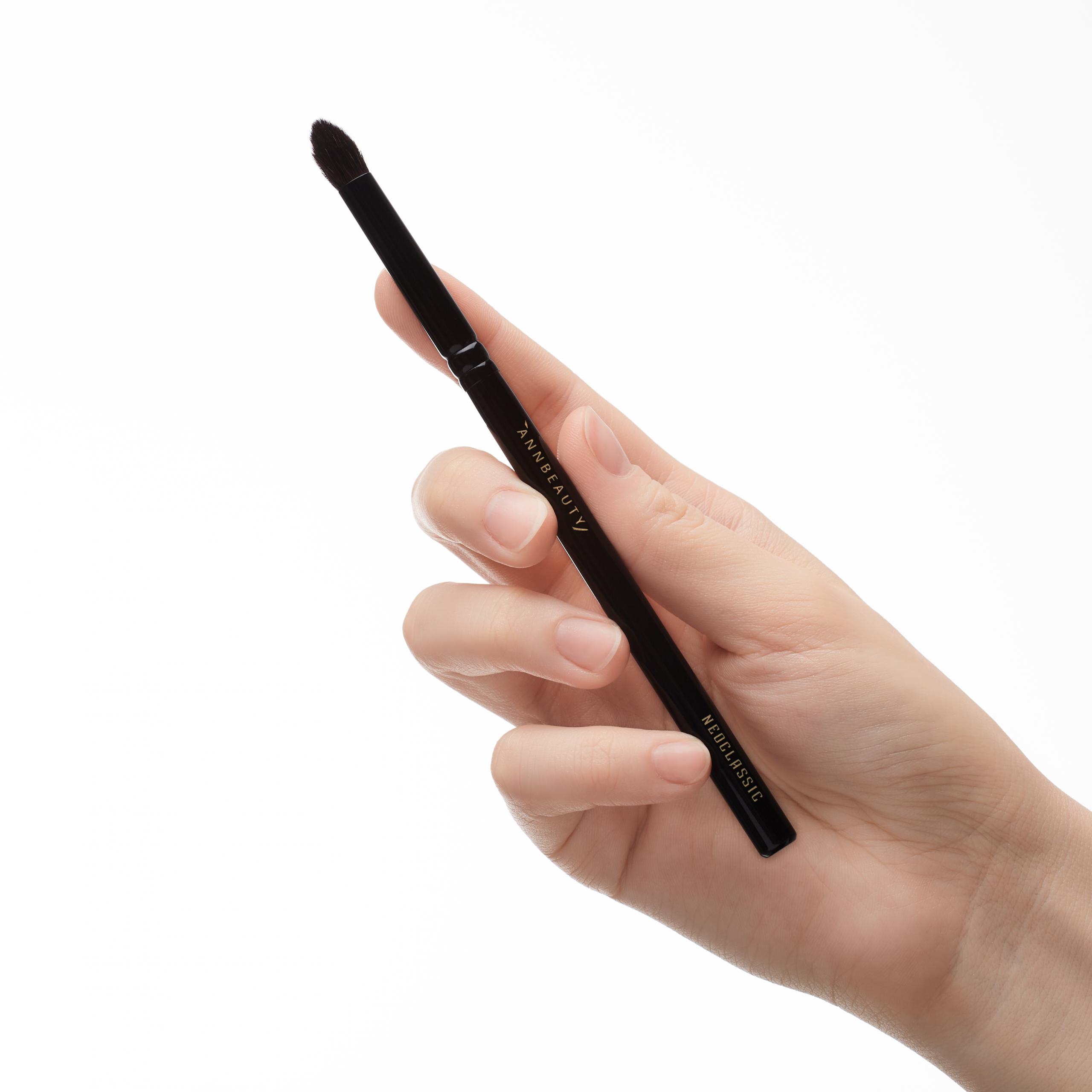 Кисть Annbeauty Neoclassic N8 в руке