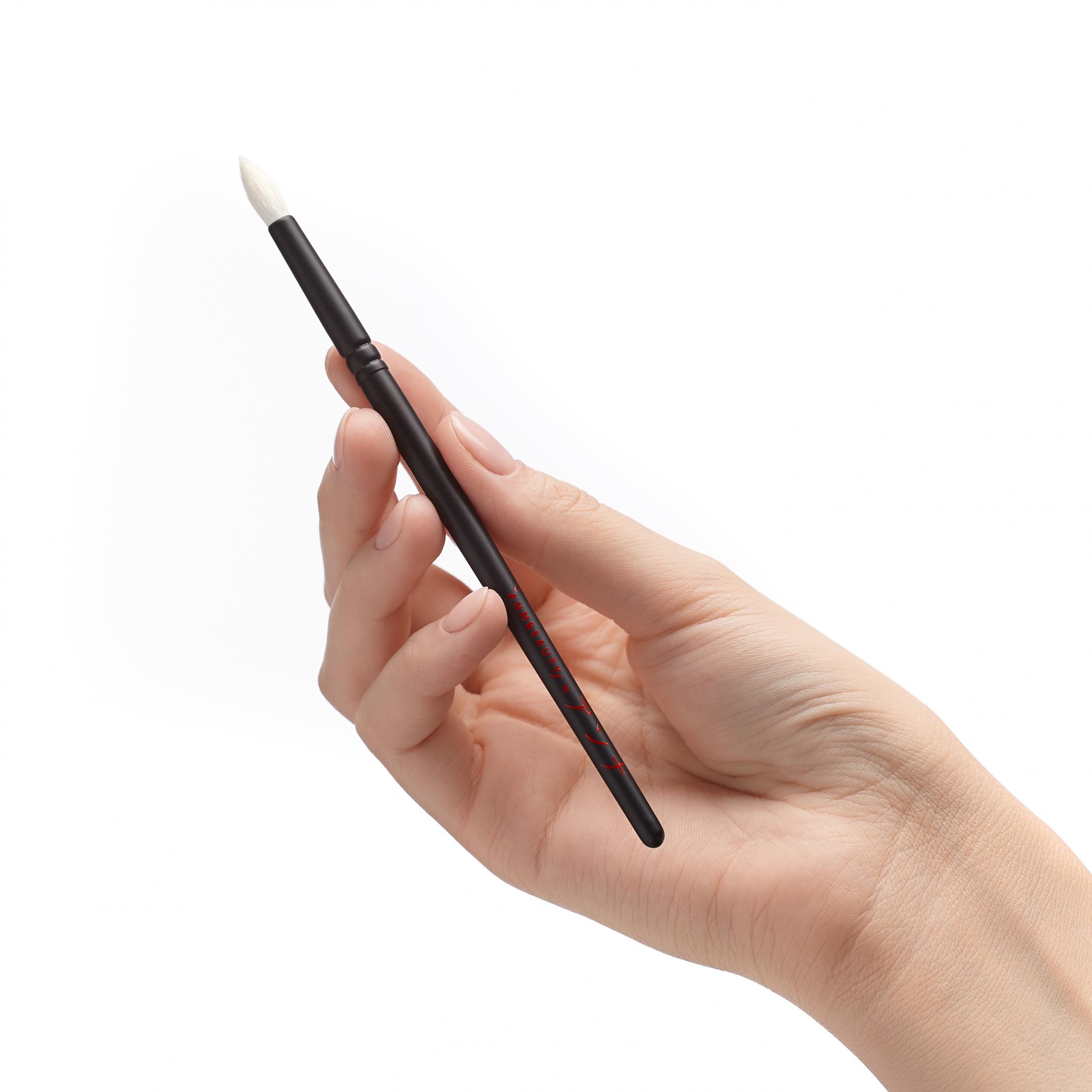 Кисть для теней Annbeauty S18 в руке