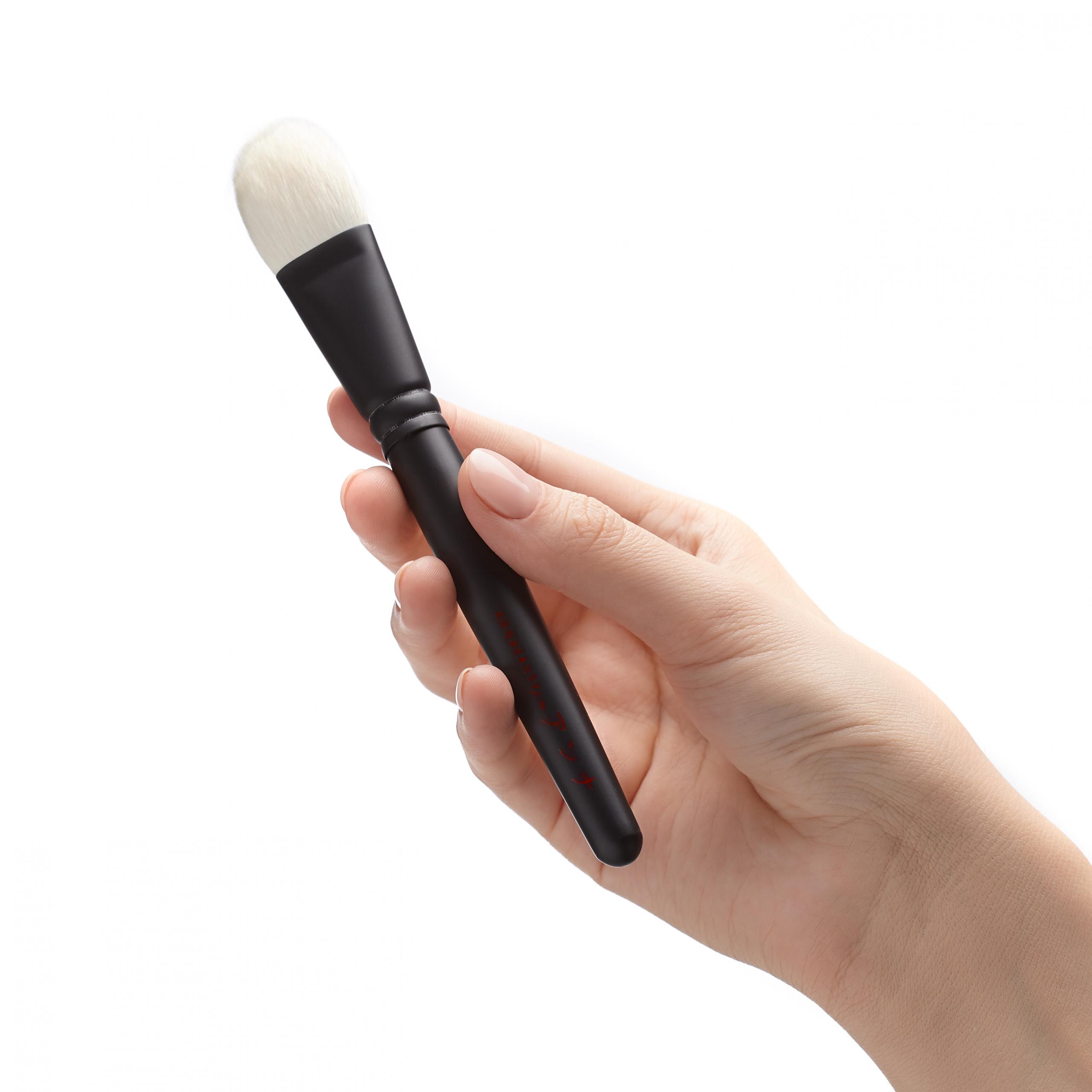 Универсальная кисть для кремовых и сухих текстур Annbeauty S24 в руке