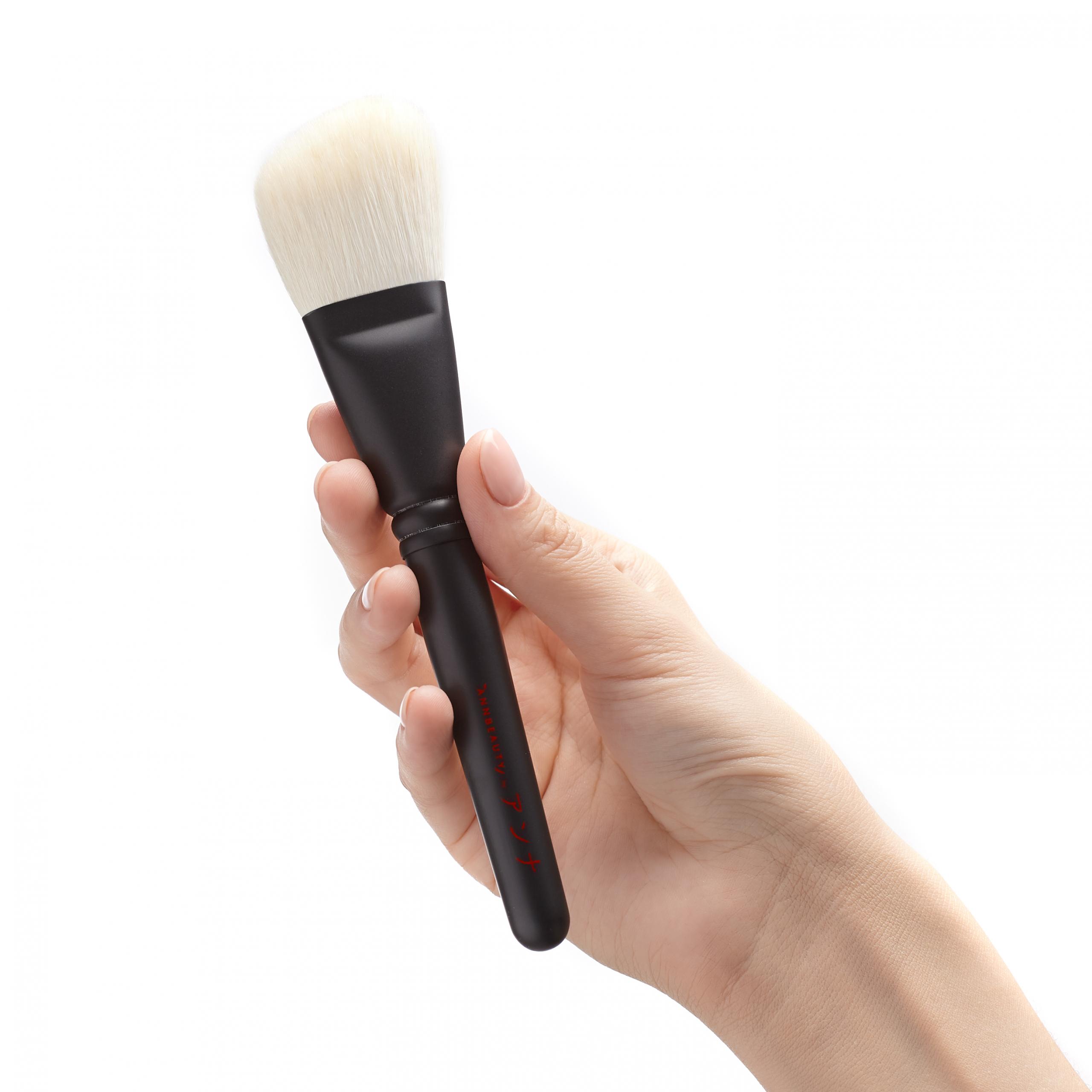 Кисть для скульптурирования и для тела Annbeauty S25 в руке