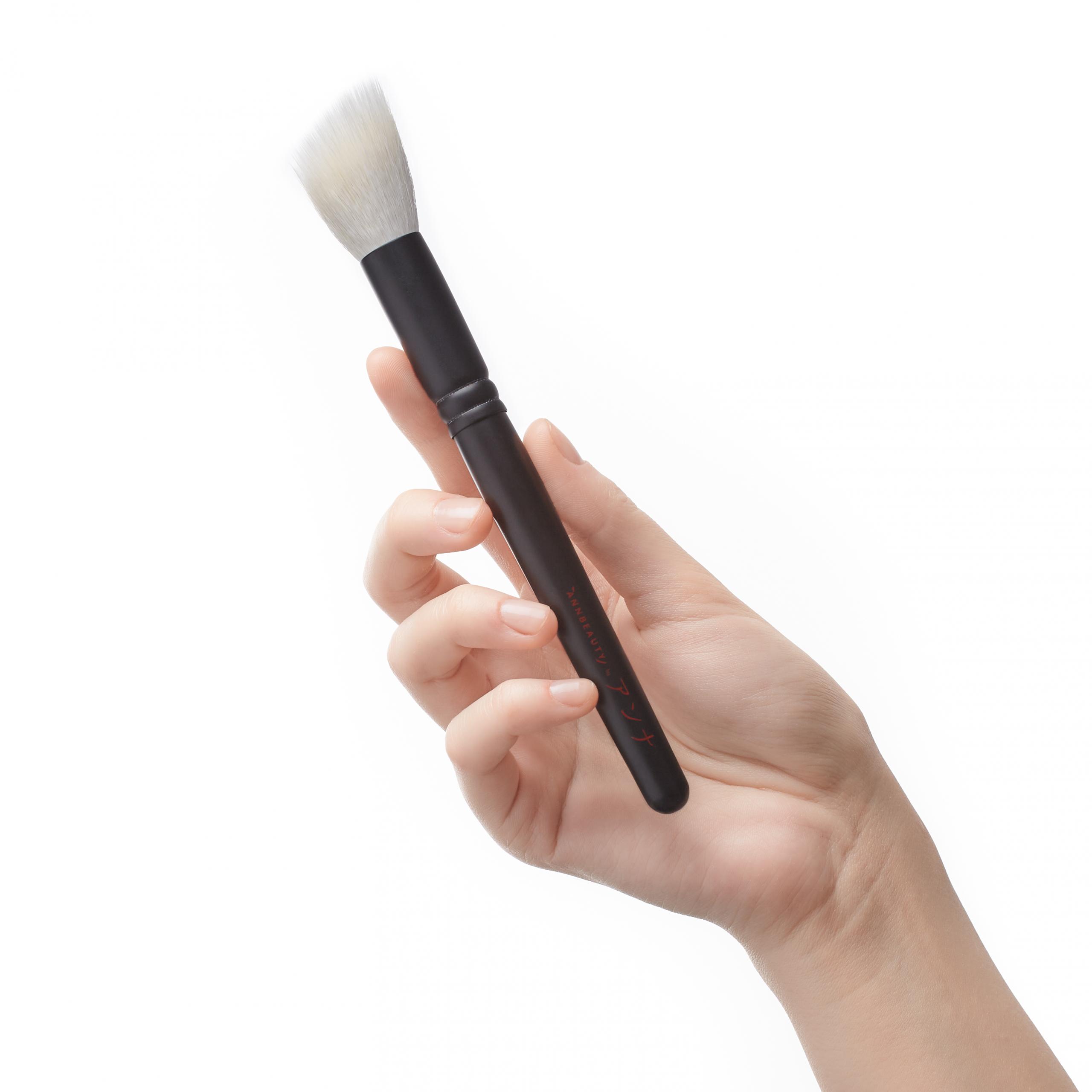 Кисть для кремовых текстур румян, скульптора и бронзатора Annbeauty S26 в руке
