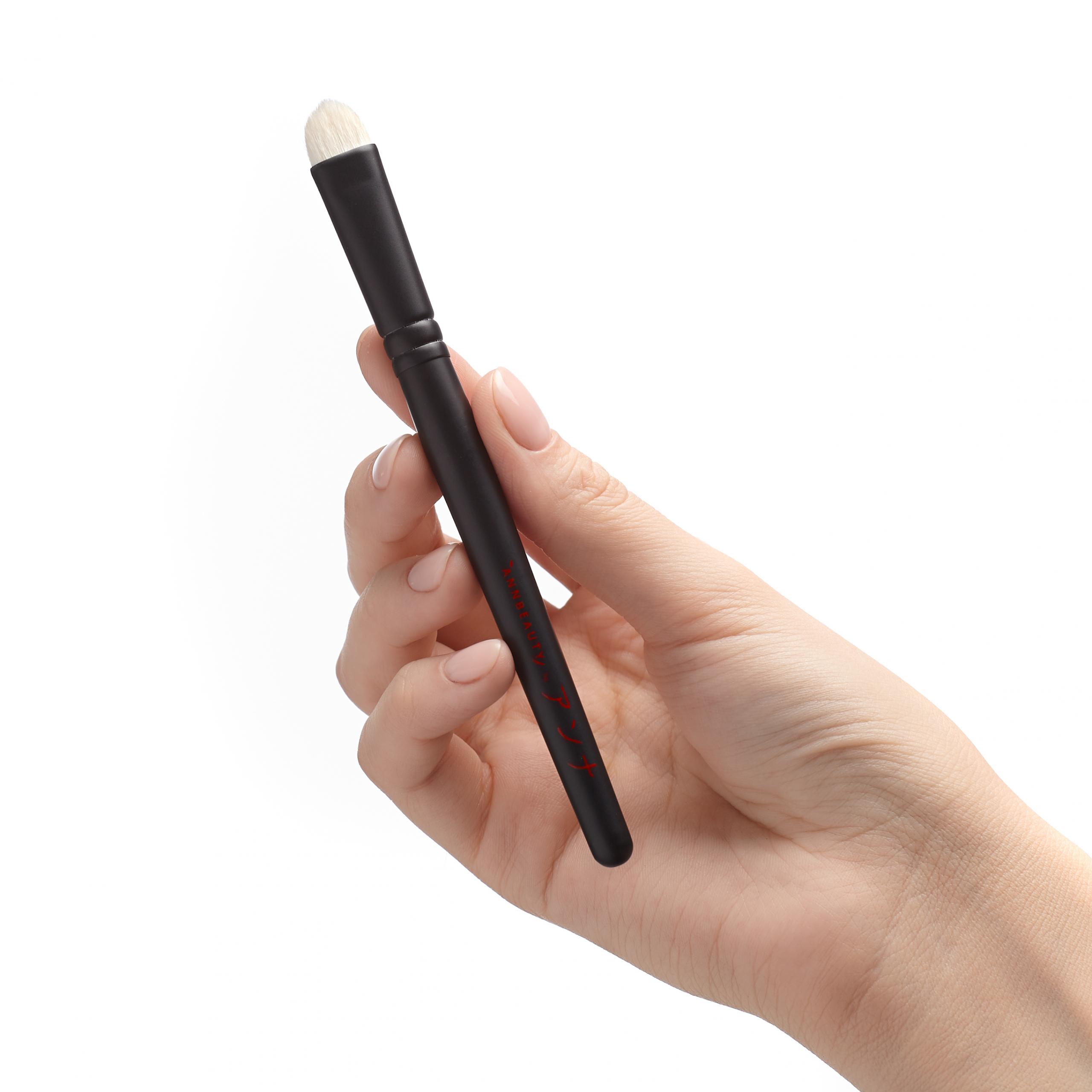Кисть для карандаша Annbeauty S28 в руке