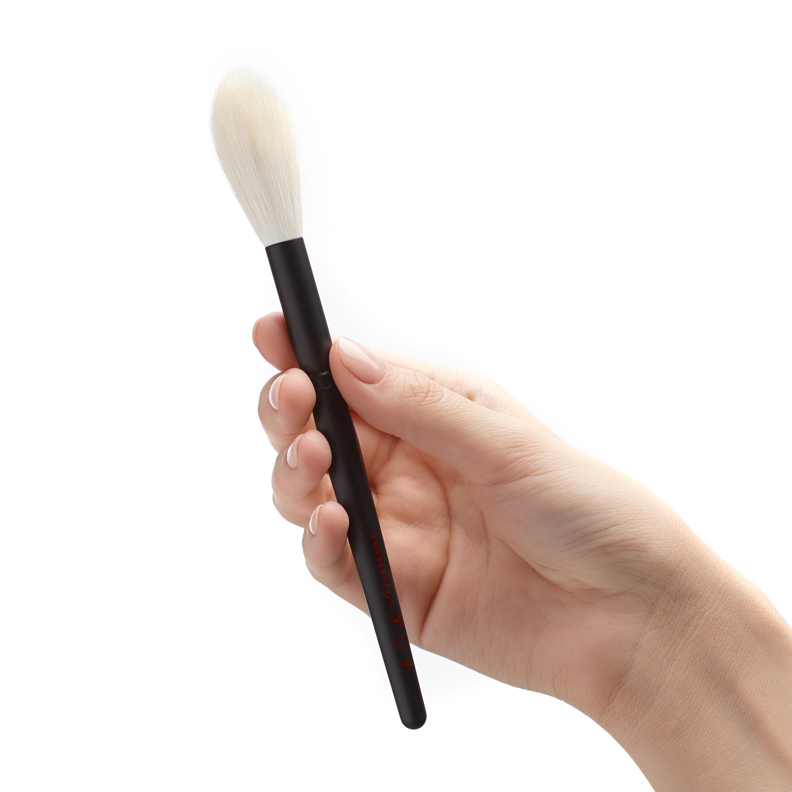 Кисть для сухого скульптурирования Annbeauty S4 в руке