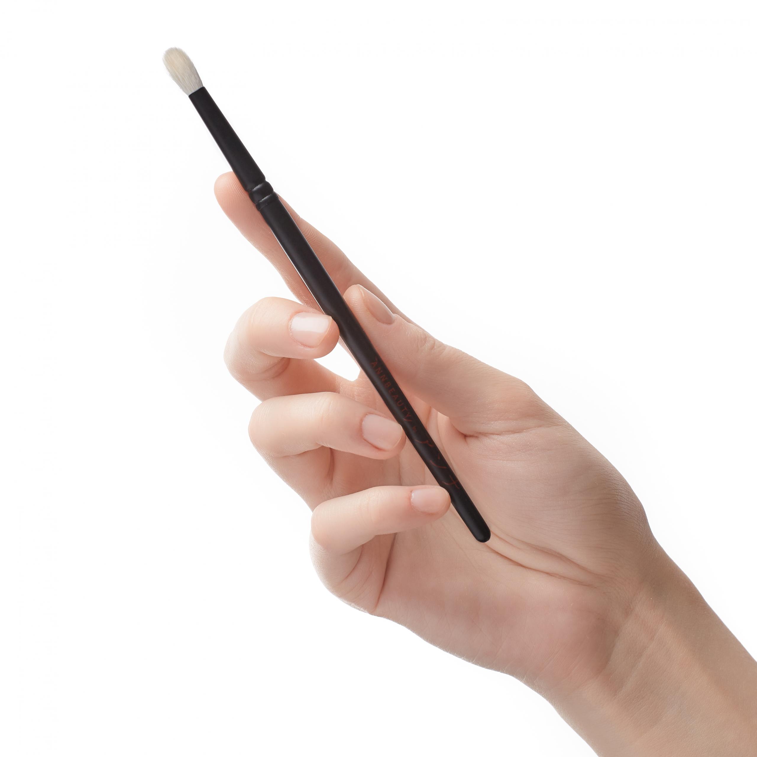 Кисть для теней Annbeauty S8 в руке