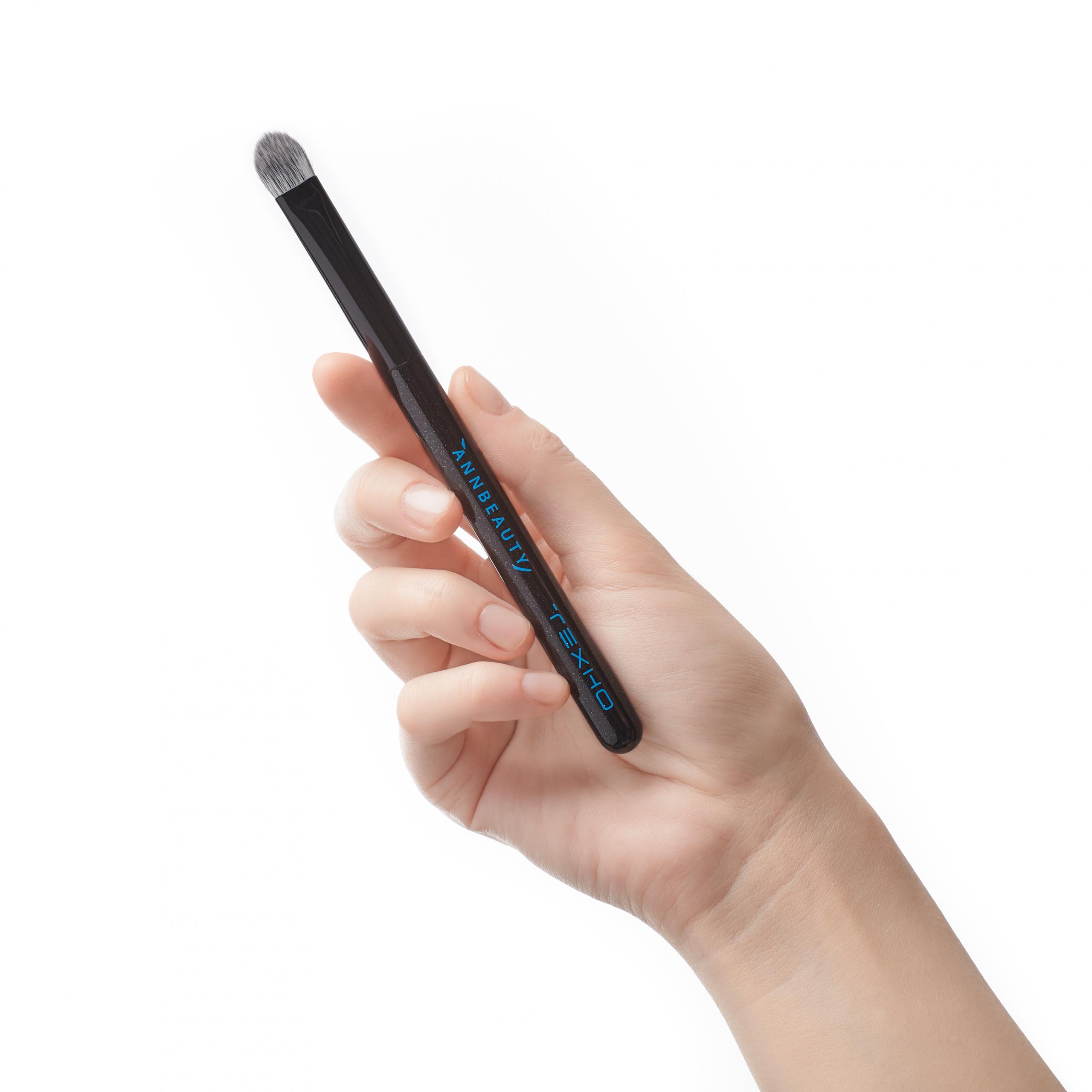 Кисть для работы верхним и нижним веком Annbeauty T7 в руке