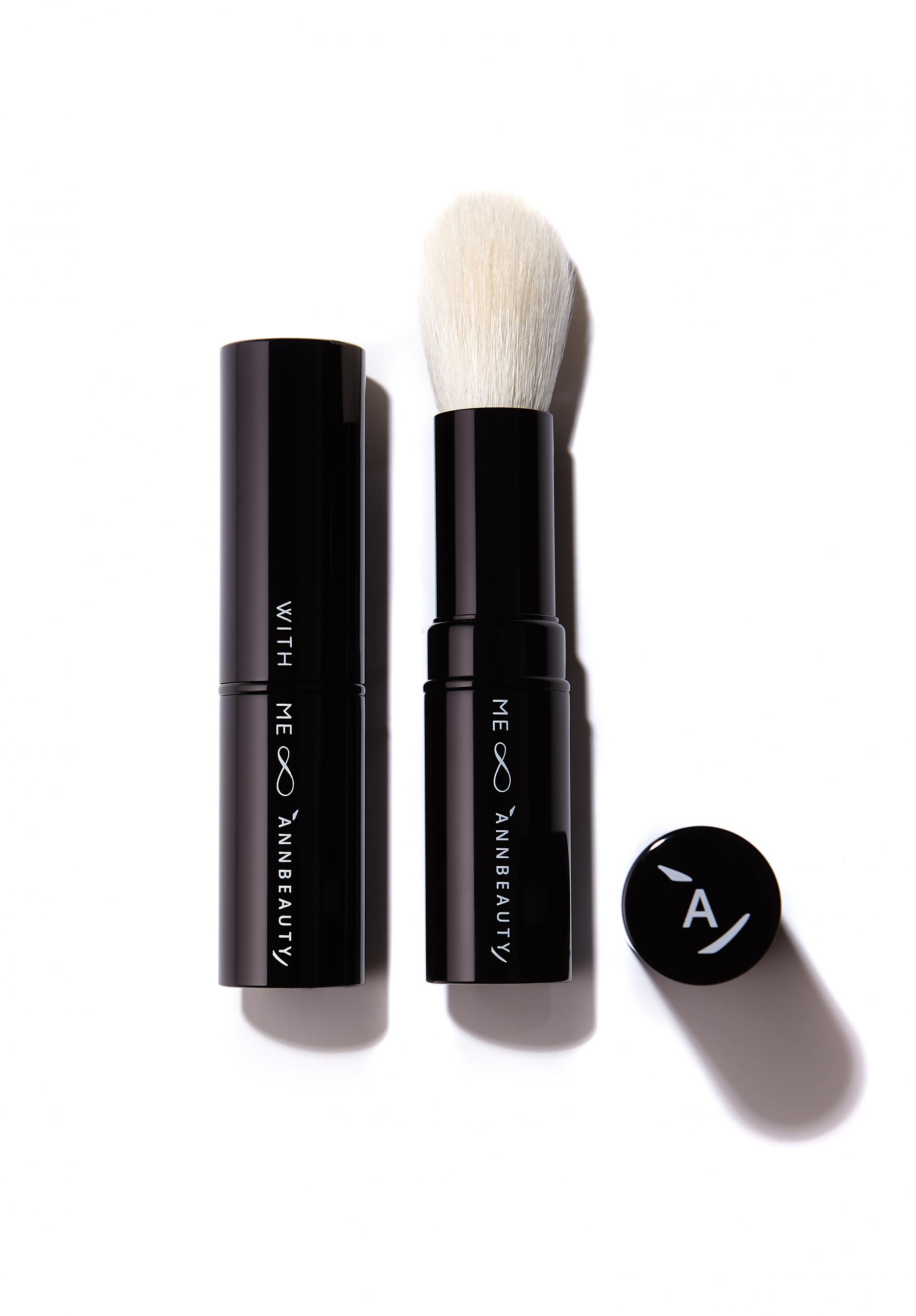 Кисть для путешествий Annbeauty With Me в закрытом и открытом виде