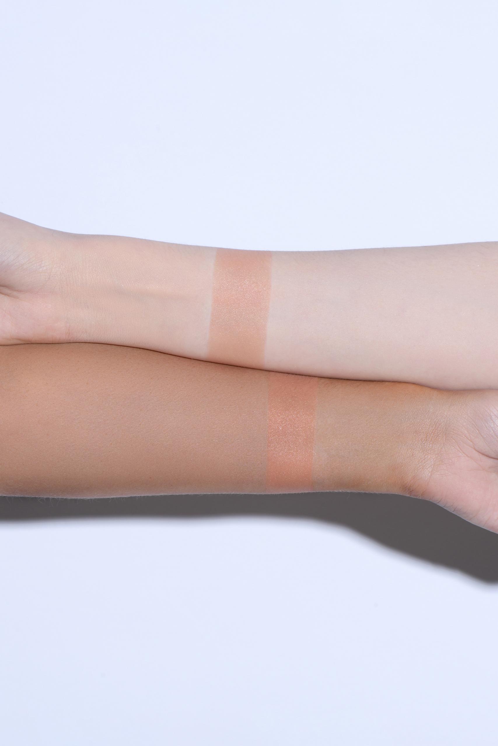 Бронзирующая пудра YOUR CHEEKS Beach образцы на руке