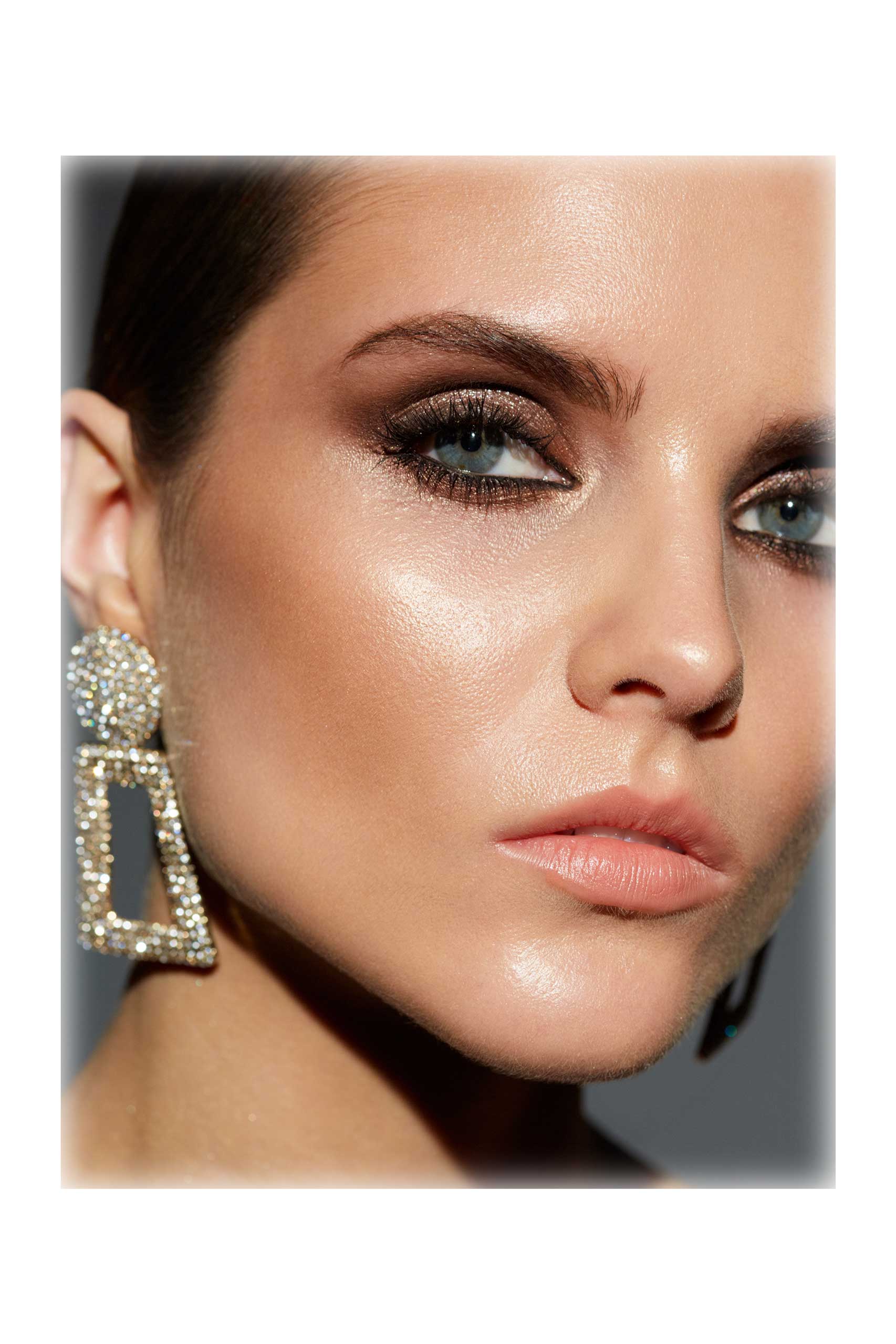 Хайлайтер Annbeauty BLESK Gold на лице модели