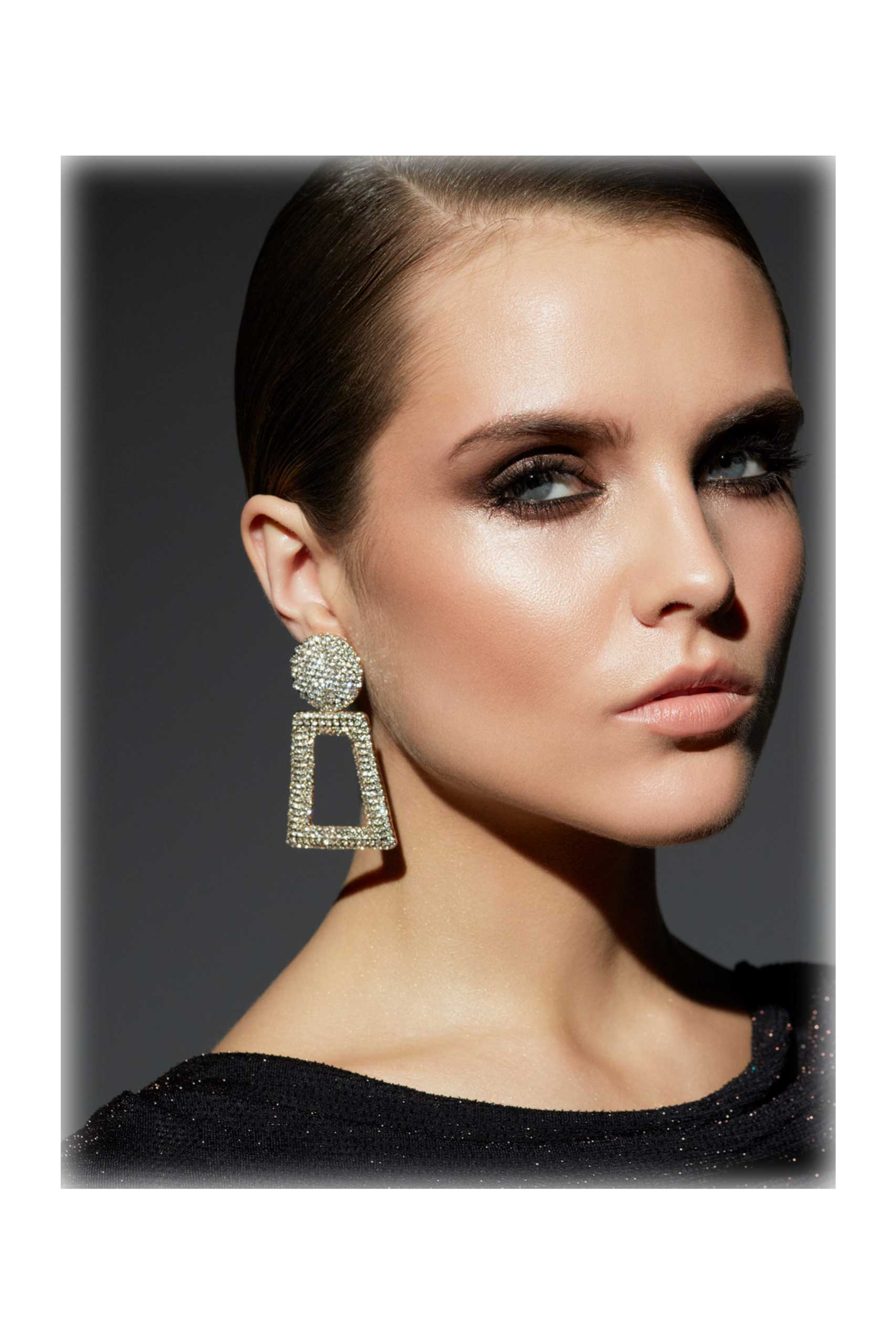 Хайлайтер Annbeauty BLESK Gold мягкое свечение на лице модели