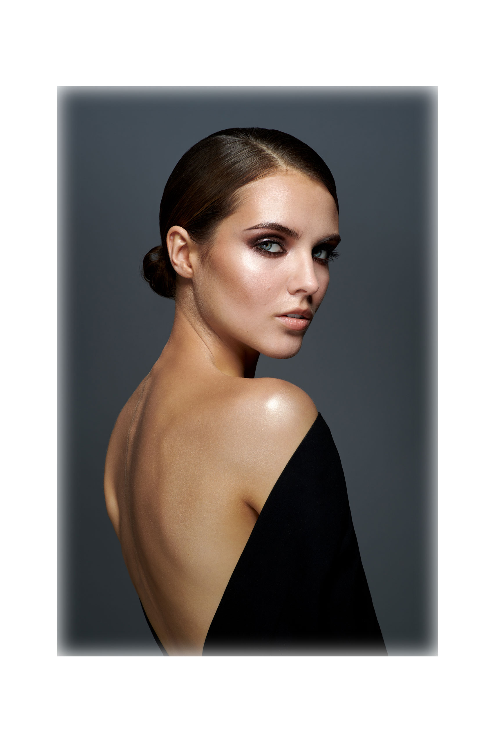 Хайлайтер Annbeauty BLESK Gold на теле модели