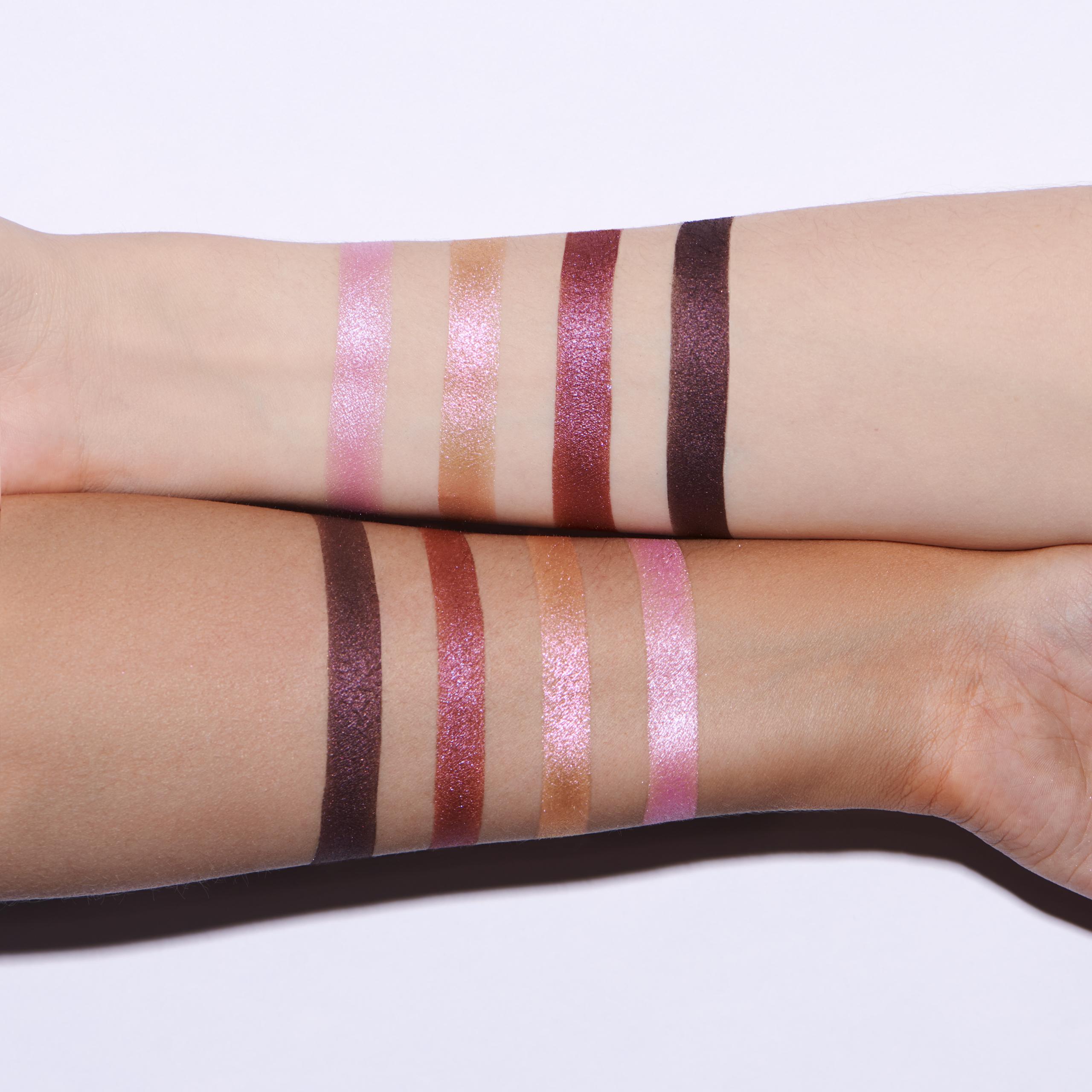 Образец (свотч) теней для глаз Annbeauty Cold Blooded на руке