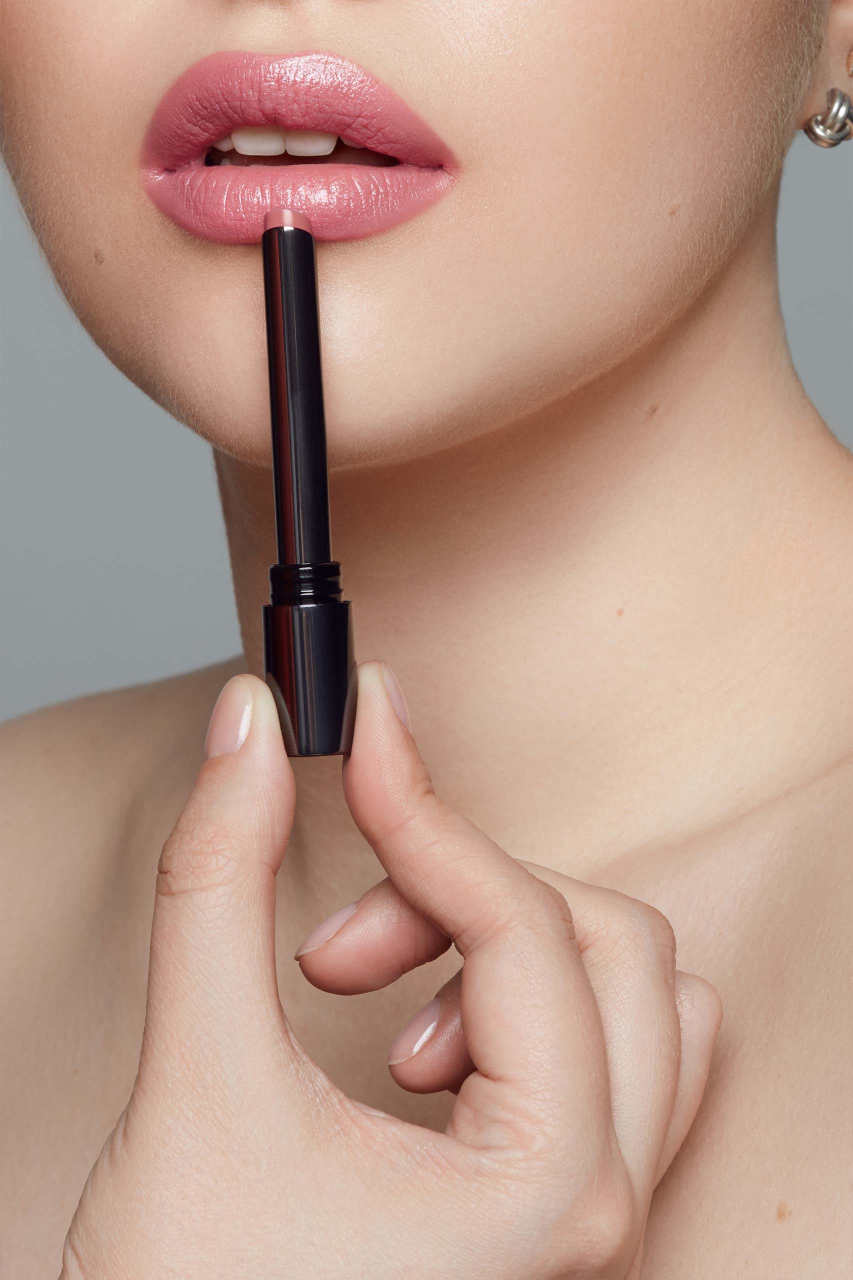 Фото помады Annbeauty YOUR LIPS 007 Party Time на модели